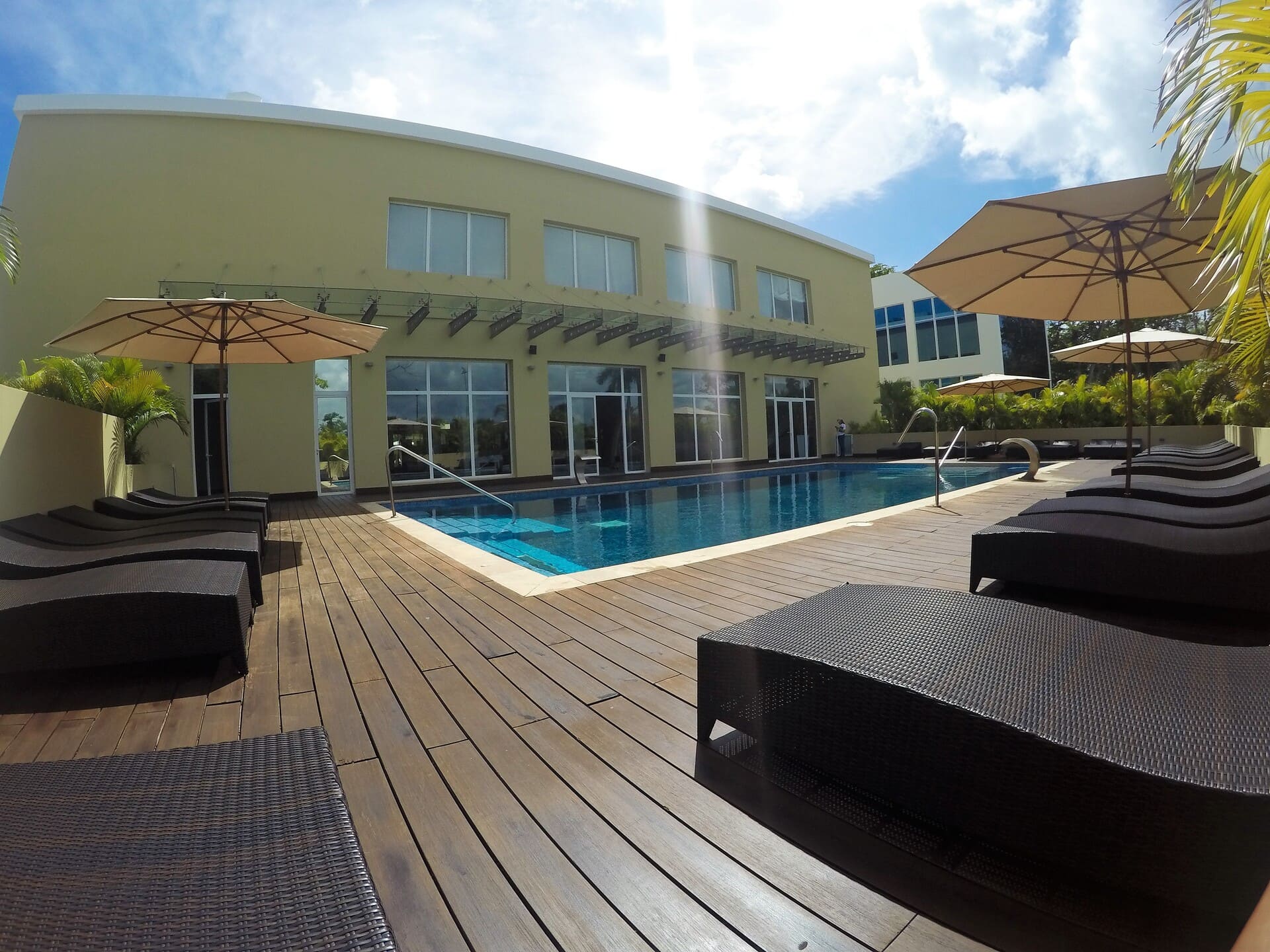 Confección de piso en madera en Hotel Iberostar Dominicana
